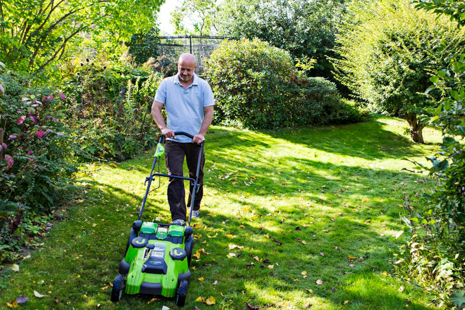 Klippa gräset i trädgården i maj Klippa gräset i trädgården i maj
